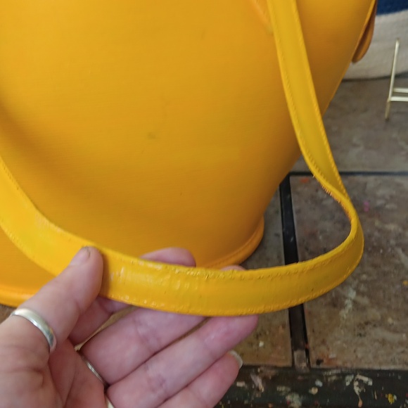 REHAB LOUIS VUITTON YELLOW EPI LEATHER SHOULDERBAG - Picture 7 of 17